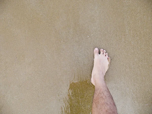 亚洲男性在海滩上的右脚 — 图库照片