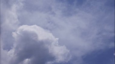 Kabarık kabarık beyaz bulutlar mavi gökyüzü arka plan 4k Hızlandırılmış hareket.