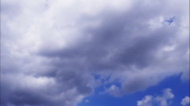 Kabarık kabarık beyaz bulutlar mavi gökyüzü arka plan 4k Hızlandırılmış hareket.