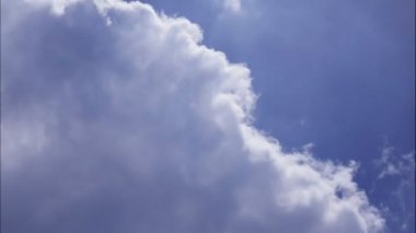 Kabarık kabarık beyaz bulutlar mavi gökyüzü arka plan 4k Hızlandırılmış hareket.