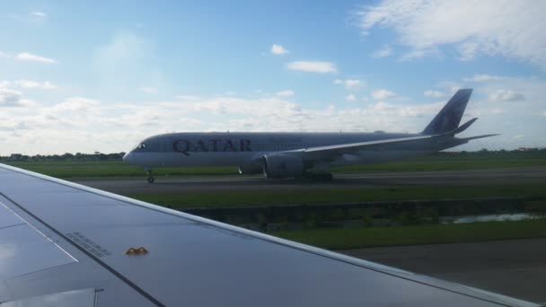 Bangkok Thailand July 2019 Qatar Airways Plane Running Runway Suvarnabhumi — Stock Video