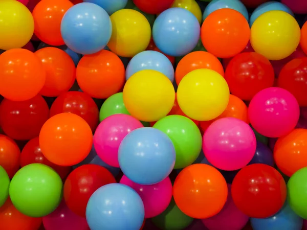 Çocukların Oynaması Için Top Çukurlarında Bulunan Renkli Plastik Toplar — Stok fotoğraf