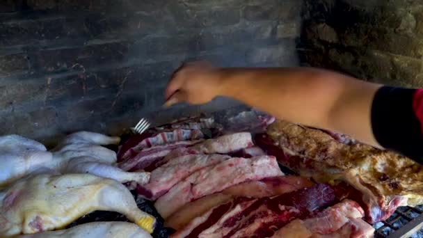 Асадо, Аргентина Традиционный барбекю в Озиле, Аргентина — стоковое видео