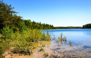 Resimdeki kayalar Ulusal göl kıyısındaki