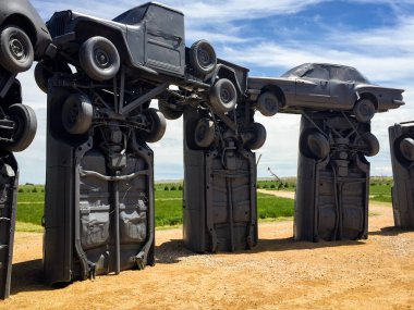 Carhenge, yol kenarına yerleştirilen otomobil cazibe