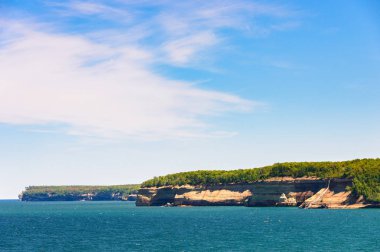 Resimdeki kayalar Ulusal göl kıyısındaki