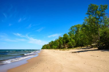Resimdeki kayalar Ulusal göl kıyısındaki