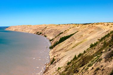 Resimdeki kayalar Ulusal göl kıyısındaki