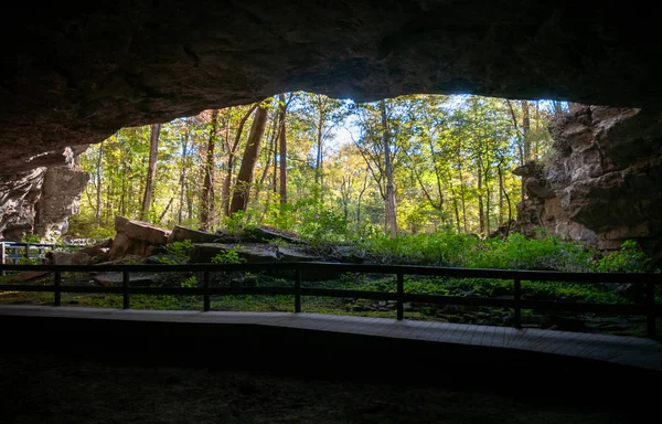 Passeio a pé dentro de uma caverna no Russell Cave National Monument — Fotografia de Stock