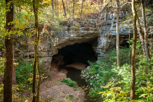 Russell Mağarası Ulusal Anıtı'nda Akarsu ile Mağara — Stok fotoğraf