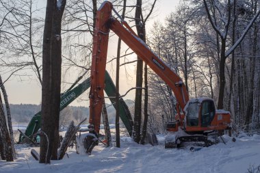 Balashikha, Moscow region, Rusya Federasyonu - 07 Şubat 2018: Ekskavatör Akatovo Pekhorka Nehri'nin kıyısında soğuk kış güneşli sabah