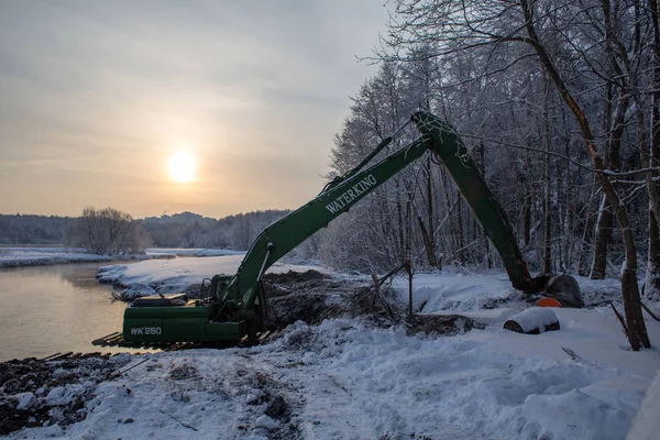 バラシハ モスクワ地域 ロシア 2018 油圧ショベル Akatovo Pekhorka の川の銀行に凍るような冬の晴れた朝 — ストック写真