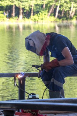 Balashikha, Moscow area, Rusya Federasyonu - 16 Haziran 2018: işçi şehir park Pekhorka nehrinde set of inşaat metal tasarımlar kaynak