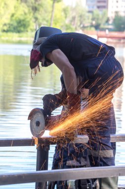 Balashikha, Moscow area, Rusya Federasyonu - 16 Haziran 2018: Şehir Park Pekhorka nehrinde set of inşaat metal tasarımları bölümlerini işçi keser