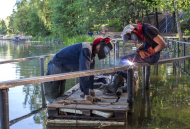 Balashikha, Moscow area, Rusya Federasyonu - 16 Haziran 2018: işçi şehir park Pekhorka nehrinde set of inşaat metal tasarımlar kaynak