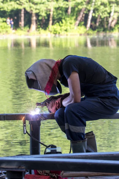 Balashikha, Moscow area, Rusya Federasyonu - 16 Haziran 2018: işçi şehir park Pekhorka nehrinde set of inşaat metal tasarımlar kaynak