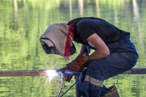 Balashikha Gebied Van Moskou Rusland Juni 2018 Werknemer Lasnaden Metalen — Stockfoto