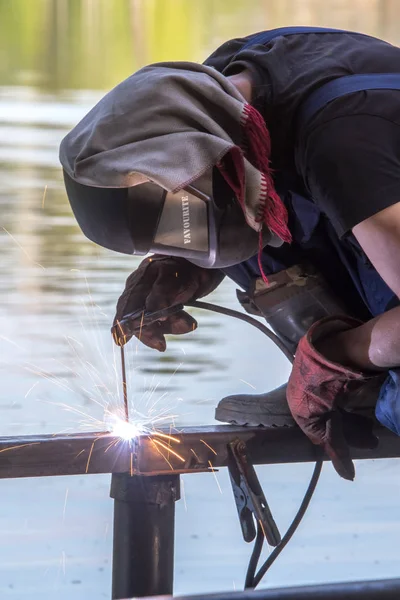 Balashikha, Moscow area, Rusya Federasyonu - 16 Haziran 2018: işçi şehir park Pekhorka nehrinde set of inşaat metal tasarımlar kaynak