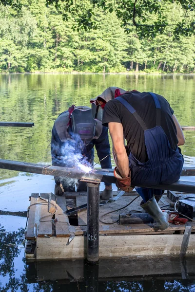Balashikha, Moscow area, Rusya Federasyonu - 16 Haziran 2018: işçi şehir park Pekhorka nehrinde set of inşaat metal tasarımlar kaynak