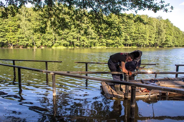 Balashikha, Moscow area, Rusya Federasyonu - 16 Haziran 2018: işçi şehir park Pekhorka nehrinde set of inşaat metal tasarımlar kaynak