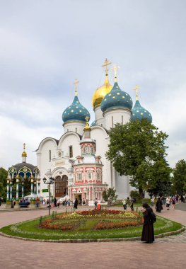 Sergiyev Posad, Moscow area, Rusya Federasyonu - 24 Haziran 2018: insanlar yürümek Trinity Sergius Lavra bölge sıcak yaz akşamları