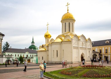 Sergiyev Posad, Moscow area, Rusya Federasyonu - 24 Haziran 2018: insanlar yürümek Trinity Sergius Lavra bölge sıcak yaz akşamları