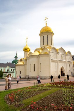 Sergiyev Posad, Moscow area, Rusya Federasyonu - 24 Haziran 2018: insanlar yürümek Trinity Sergius Lavra bölge sıcak yaz akşamları