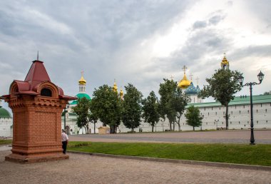 Sergiyev Posad, Moscow area, Rusya Federasyonu - 24 Haziran 2018: insanlar yürümek Trinity Sergius Lavra bölge sıcak yaz akşamları