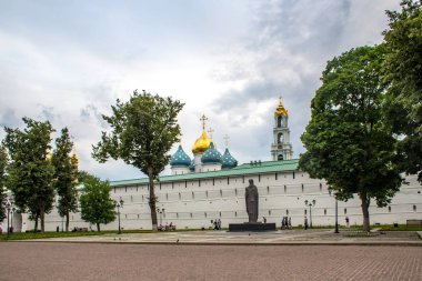 Sergiyev Posad, Moscow area, Rusya Federasyonu - 24 Haziran 2018: insanlar yürümek Trinity Sergius Lavra bölge sıcak yaz akşamları