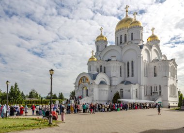 Diveevo, Nizhny Novgorod bölgesi, Rusya Federasyonu - 11 Haziran 2018: hacılar stand doğrultusunda St. Seraphim Sarov, emanetler kutsal Trinity söyle, büyük melek-Diveevo manastır katılmak için.