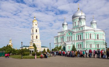 Diveevo, Nizhny Novgorod bölgesi, Rusya Federasyonu - 11 Haziran 2018: hacılar stand doğrultusunda St. Seraphim Sarov, emanetler kutsal Trinity söyle, büyük melek-Diveevo manastır katılmak için.