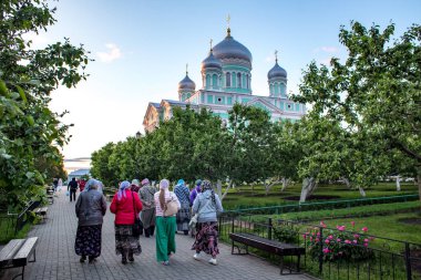 Diveevo, Nizhny Novgorod bölgesi, Rusya Federasyonu - 10 Haziran 2018: hacılar kutsal Trinity söyle, büyük melek-Diveevo manastırda