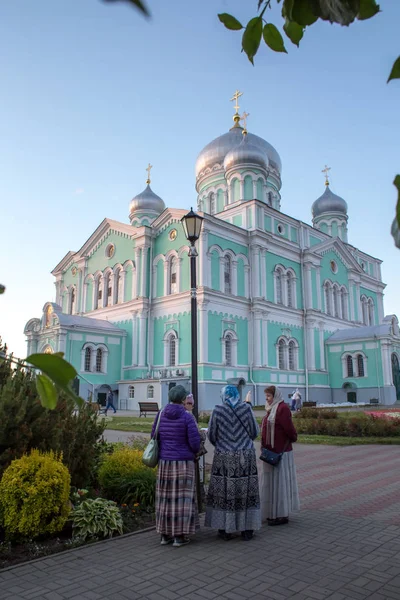 Diveevo Región Nizhny Novgorod Rusia Junio 2018 Peregrinos Convento Los — Foto de Stock