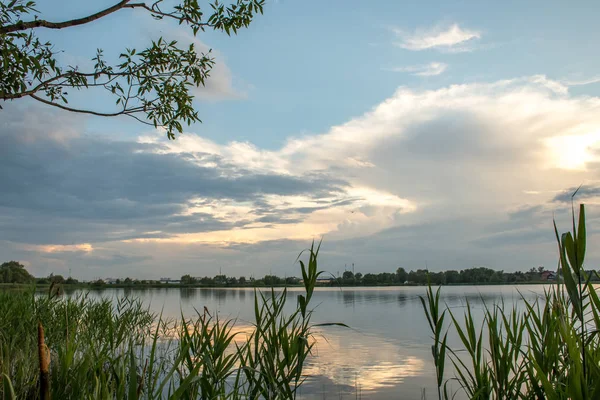 ベア湖の上の夏雲 — ストック写真