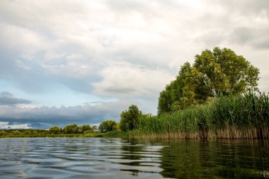 Bir göl ile akşam bulutlar üzerinde yaz günbatımı