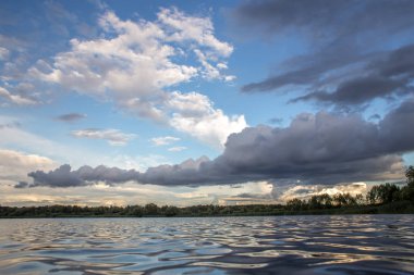 Bir göl ile akşam bulutlar üzerinde yaz günbatımı