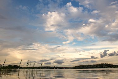 Bir göl ile akşam bulutlar üzerinde yaz günbatımı