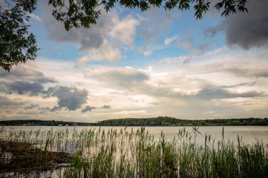 Bir göl ile akşam bulutlar üzerinde yaz günbatımı