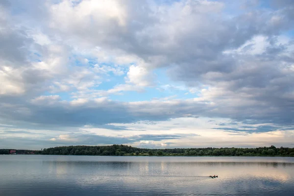 Sommar Solnedgång Över Sjö Med Kvällen Moln — Stockfoto