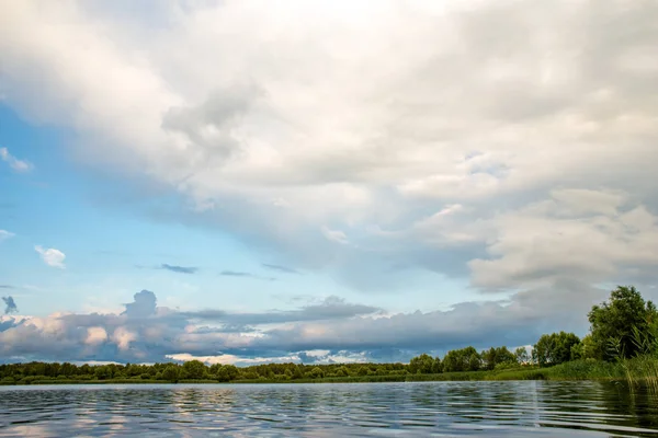 Letní Západ Slunce Nad Jezerem Večerní Mraky — Stock fotografie