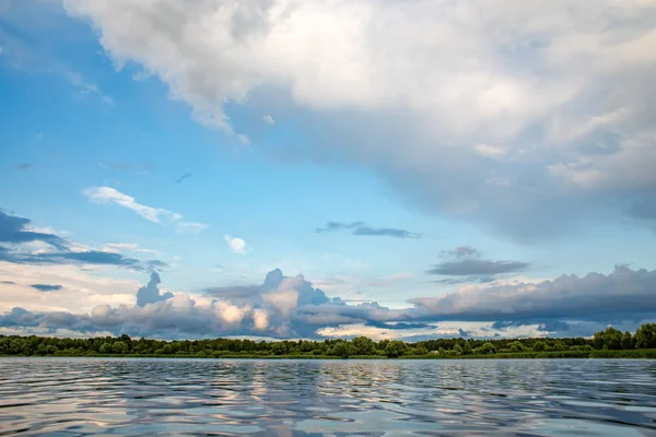 Puesta Sol Verano Sobre Lago Con Nubes Noche — Foto de Stock