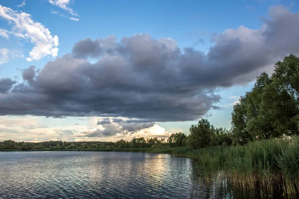 夏夜雲と湖の夕日 — ストック写真