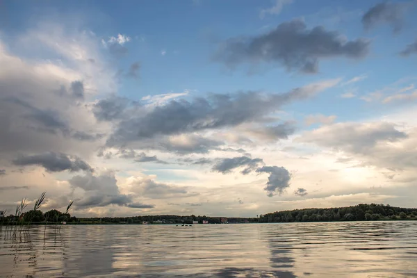 Летний Закат Над Озером Вечерними Облаками — стоковое фото