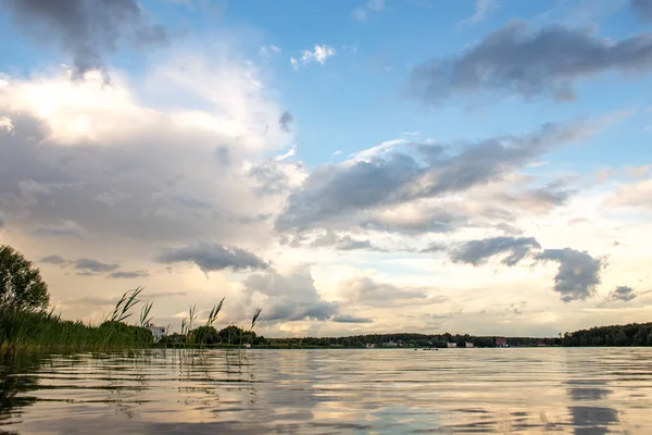 夏天日落在湖与黄昏云彩 — 图库照片