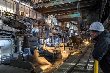 Vyksa, Nizhny Novgorod bölgesi, Rusya - 09 Haziran 2018: tutkular bir açık Ocak fırın Artovrag Festivali'nde Vyksa çelik üzerinde son martin fırını Rusya ile dükkanı çalışır