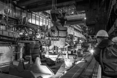 Vyksa, Nizhny Novgorod bölgesi, Rusya - 09 Haziran 2018: tutkular bir açık Ocak fırın Artovrag Festivali'nde Vyksa çelik üzerinde son martin fırını Rusya ile dükkanı çalışır