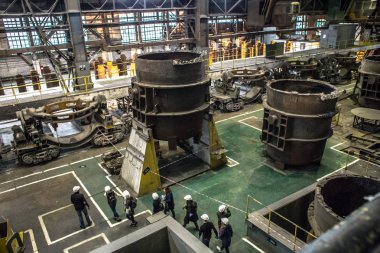 Vyksa, Nizhny Novgorod bölgesi, Rusya - 09 Haziran 2018: tutkular bir açık Ocak fırın Artovrag Festivali'nde Vyksa çelik üzerinde son martin fırını Rusya ile dükkanı çalışır