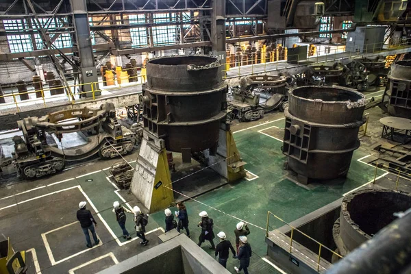 Vyksa, Nizhny Novgorod bölgesi, Rusya - 09 Haziran 2018: tutkular bir açık Ocak fırın Artovrag Festivali'nde Vyksa çelik üzerinde son martin fırını Rusya ile dükkanı çalışır