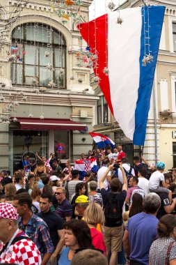 Moscow, Rusya Federasyonu - 14 Temmuz 2018: Fransız Nikolskaya Caddesi'nde bayraklı fanlar