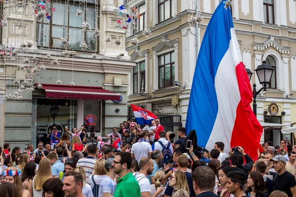 Moscow, Rusya Federasyonu - 14 Temmuz 2018: Fransız Nikolskaya Caddesi'nde bayraklı fanlar